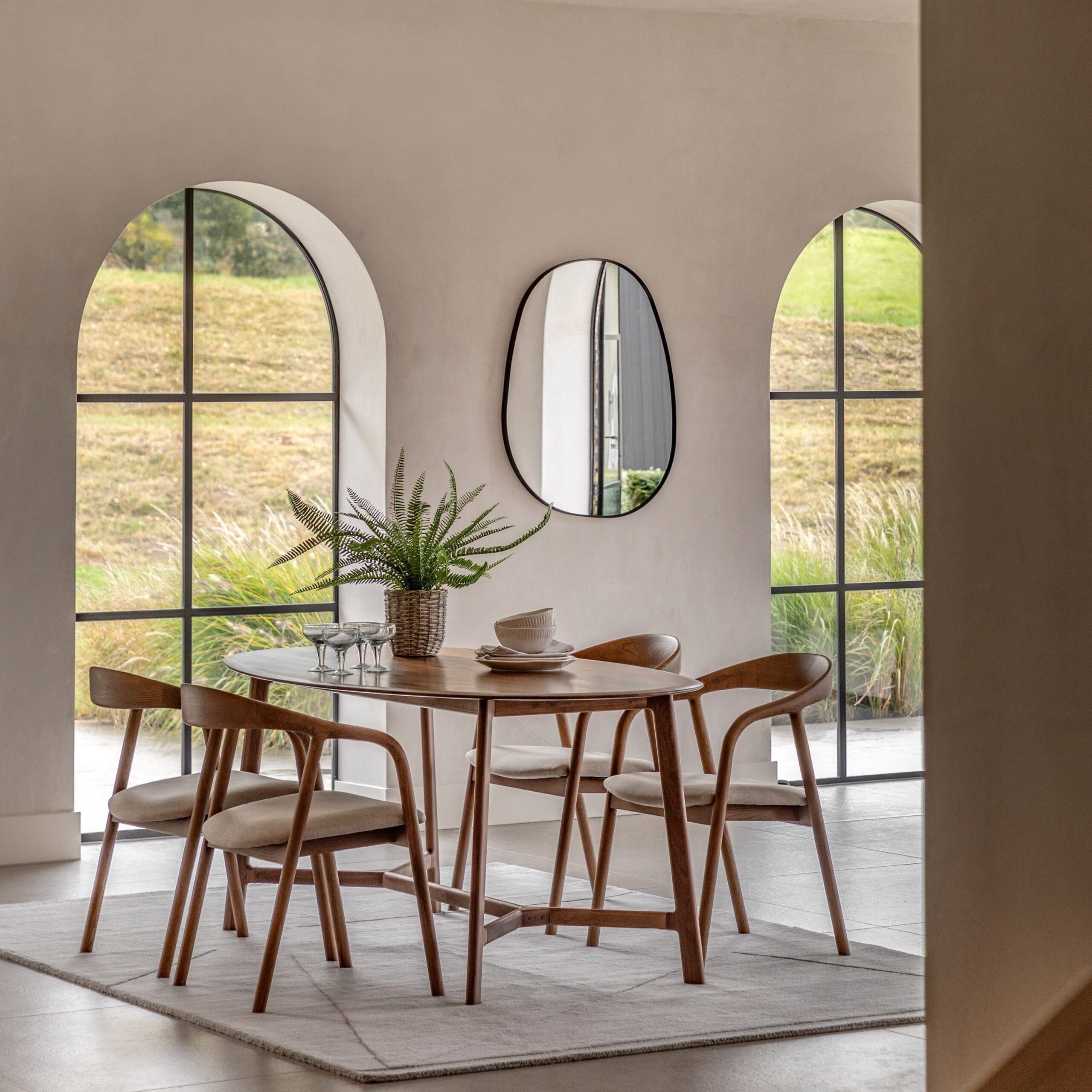 Madrid retro ovalt spisebord i heltre valnøtt