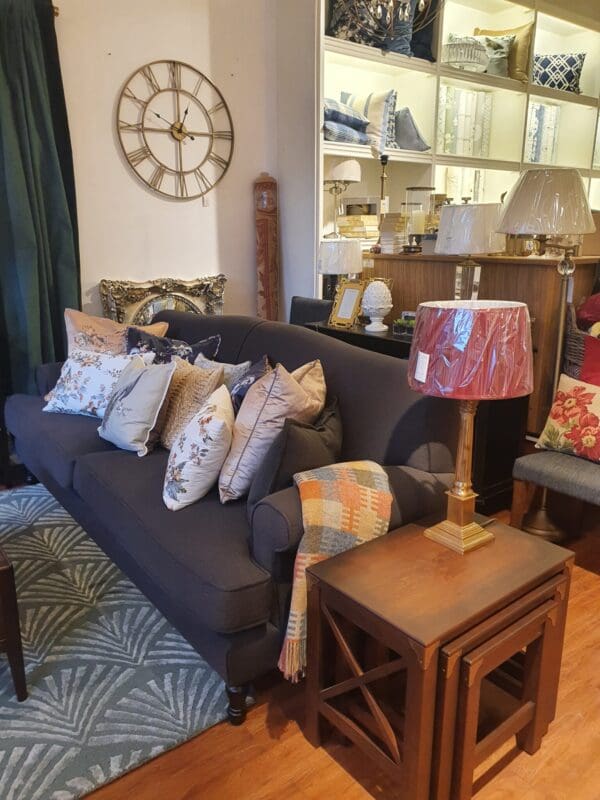 Huelva, klassisk sofa i valgfritt møbelstoff - Bilde 8