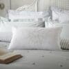 Sophie Allport, Bee, pute med brodert bie i hvitt