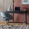 Boho Boutique, lekkert matt sort skrivebord i mangotre