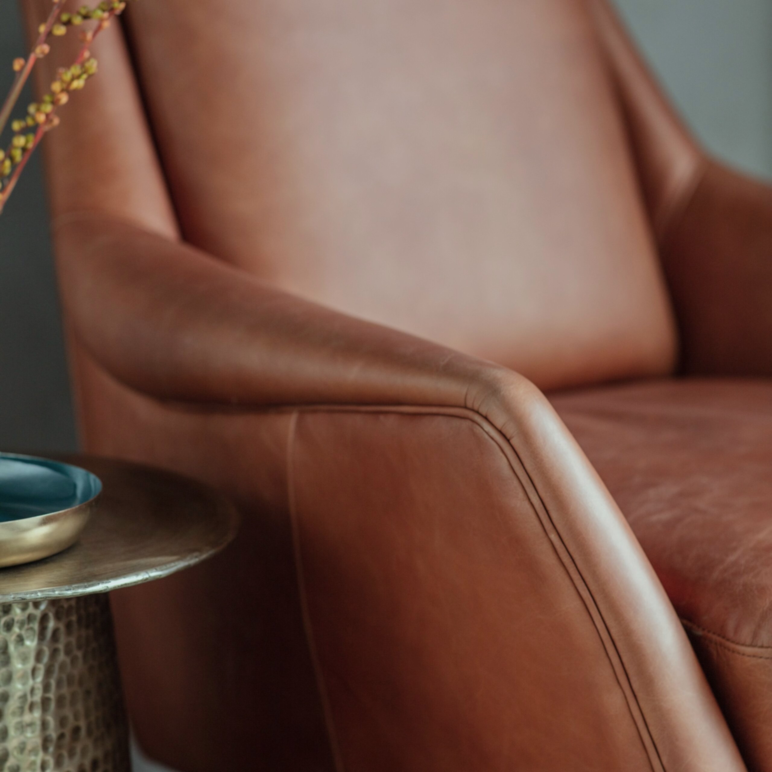 Brompton, moderne lenestol i brunt skinn med retro design - Bilde 2