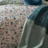 Bronwen, delikat pledd i blåtoner fra Laura Ashley