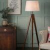Burdale, en industriell trebent gulvlampe med beiset tre