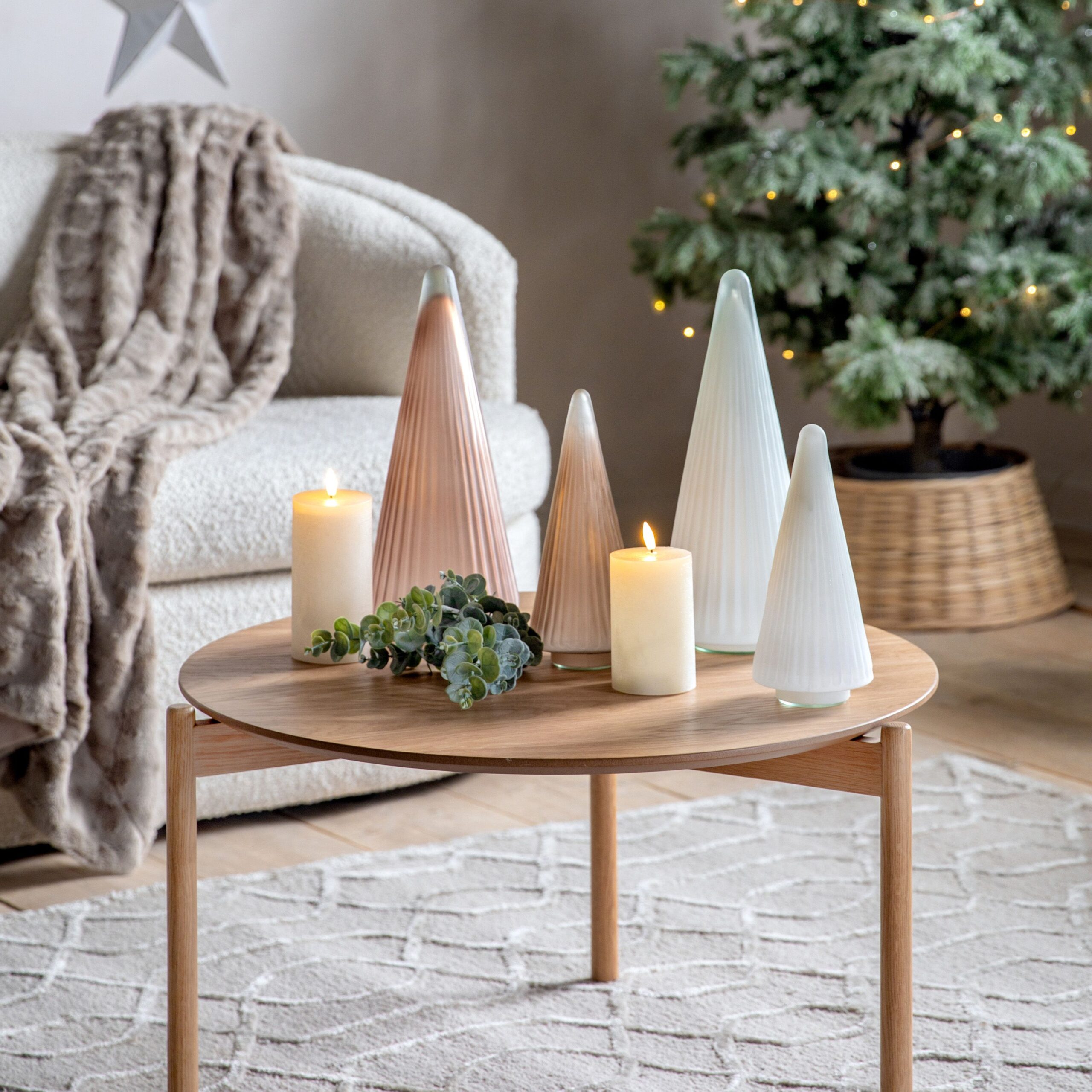 Moderne hvite juletre i glass, med riller (h36 og 24cm)