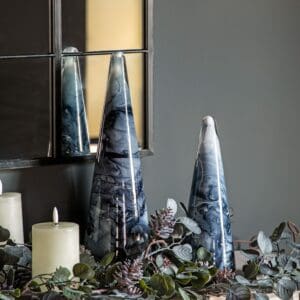 Moderne juletrær i sort glass i marmoreffekt (H 27,5 og 38cm)