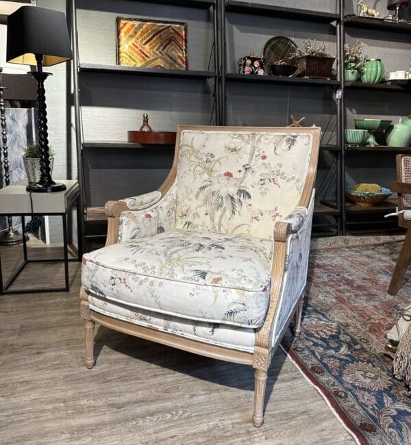Camila, elegant lenestol m/utskårne detaljer