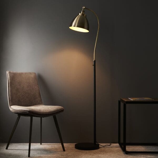 Franklin, justerbar gulvlampe i antikk messing look og sort