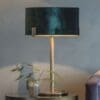 Hayfield, lampe m/messingfarget fot og grønn fløyelsskjerm