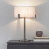 Hayfield, lampe m/bronsefarget fot og naturfarget linskjerm