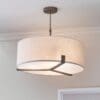 Hayfield, bronsefarget taklampe med naturfarget skjerm