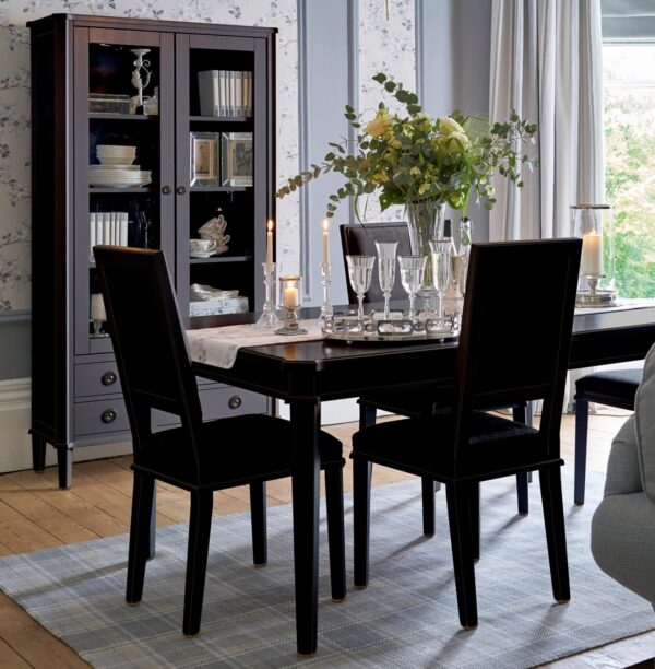 Henshaw, uttrekkbart spisebord i sort (174-214cm)