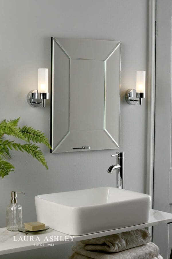 Howard, moderne baderomslampe i frostet glass og krom (IP44)