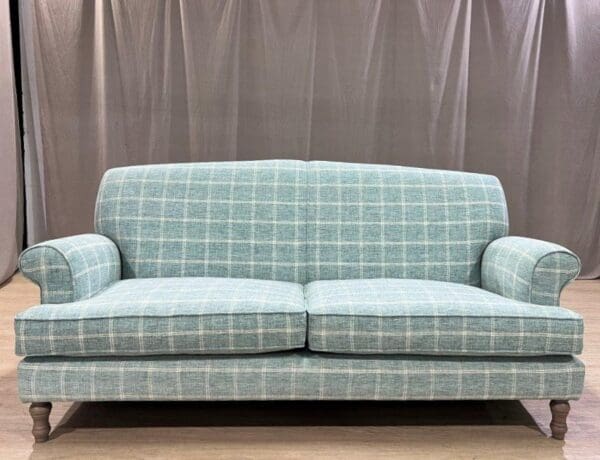 Huelva, klassisk sofa i valgfritt møbelstoff