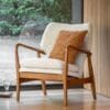 Jensen, retro lenestol i krem boucle, med eik armlener