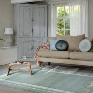 Laura Ashley Redbrook, stilrent gulvteppe i duck egg