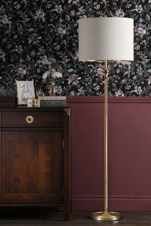 Highgrove, elegant stålampe i antikk messing