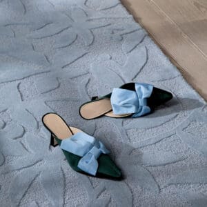 Laura Ashley Cleavers, elegant gulvteppe i gråblå/Seaspray