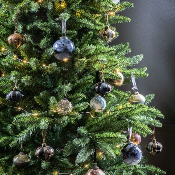 Rustikk julekule i sort, marmorert glass - Bilde 3
