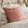Mountney Garden, fløyelspute med roser i rosa fra Laura Ashley
