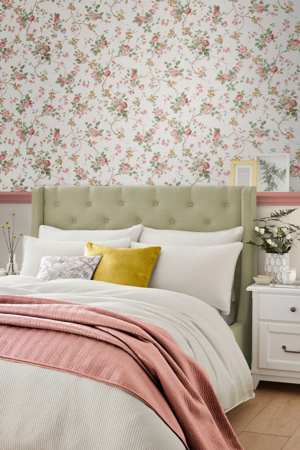 Mountney Garden, landlig tapet med klatreroser fra Laura Ashley