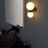 Pulsa, Stilfull og moderne vegglampe i sort med glasskupler (IP44)