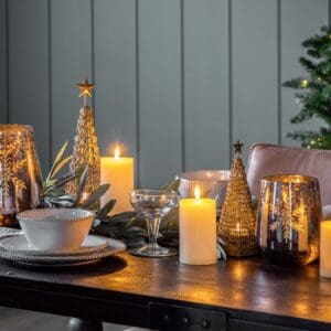 lekker t-lysholder i flettet gullmetall formet som juletrær