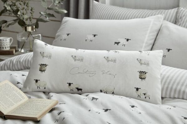 Sophie Allport, Sheep, pute med illustrerte sauer