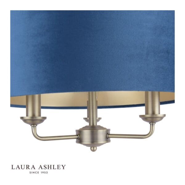 Sorrento, 3 armet taklampe i antikk messing og blå fløyelsskjerm fra Laura Ashley - Bilde 4