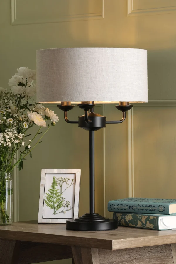 Sorrento, bordlampe i industriell sort med naturfarget skjerm