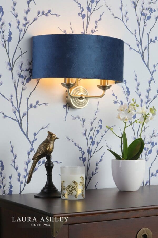 Sorrento, vegglampe i antikk messing og blå fløyelsskjerm fra Laura Ashley
