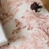 TB Toile, elegant gulvteppe i bomull med rosa toile mønster
