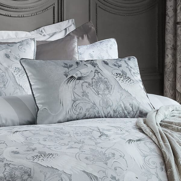 Tregaron, brodert pute i fløyel med traner i sølv fra Laura Ashley