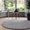 Wedgwood Folia, håndknyttet rundt gulvteppe i grått