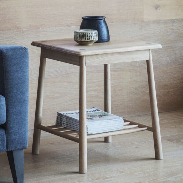 Wycombe, kvadratisk sidebord i eik