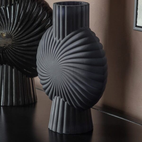 Cassis, stilren moderne vase i sort glass - Bilde 3
