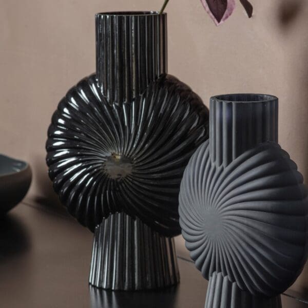 Cassis, stilren moderne vase i sort glass - Bilde 2