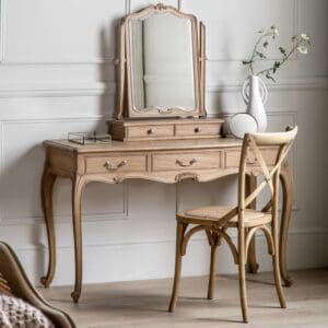 Chic, sminkebord i rustikk fransk landstil