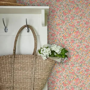 Loveston,småblomstrete tapet i fersken fra Laura Ashley