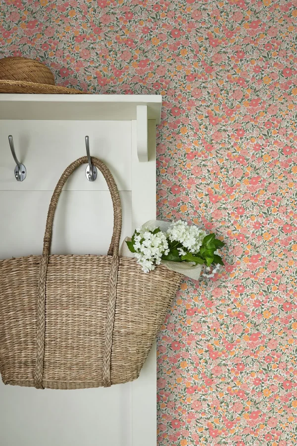 Loveston,småblomstrete tapet i fersken fra Laura Ashley