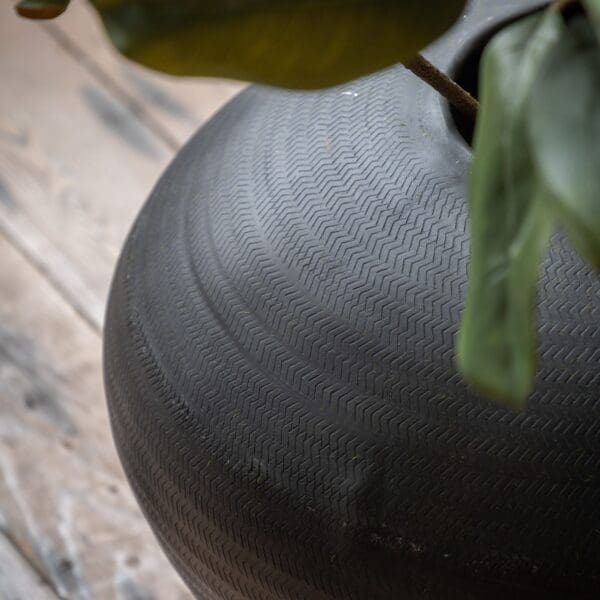 Artistic Arrow, lav, rustikk vase i sort aluminium - Bilde 2