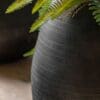 Artistic Arrow, høy, rustikk vase i sort aluminium - Bilde 2