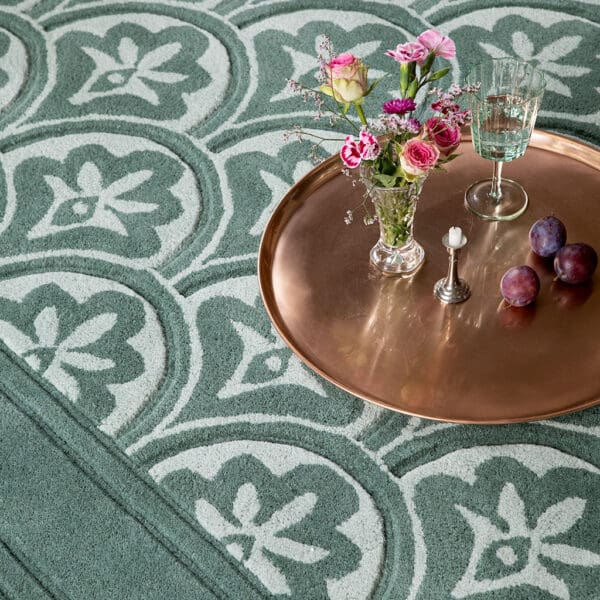 Laura Ashley Catarina, stilrent gulvteppe i grønn ull - Bilde 2