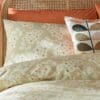 Wisteria, putetrekk i beige og orange fra orla Kiely