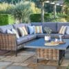 Langley utendørs hjørnesofa i aluminium og flettet Raffia