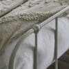 Loughton, enkel metallseng i elfenben (B150cm) - Bilde 3