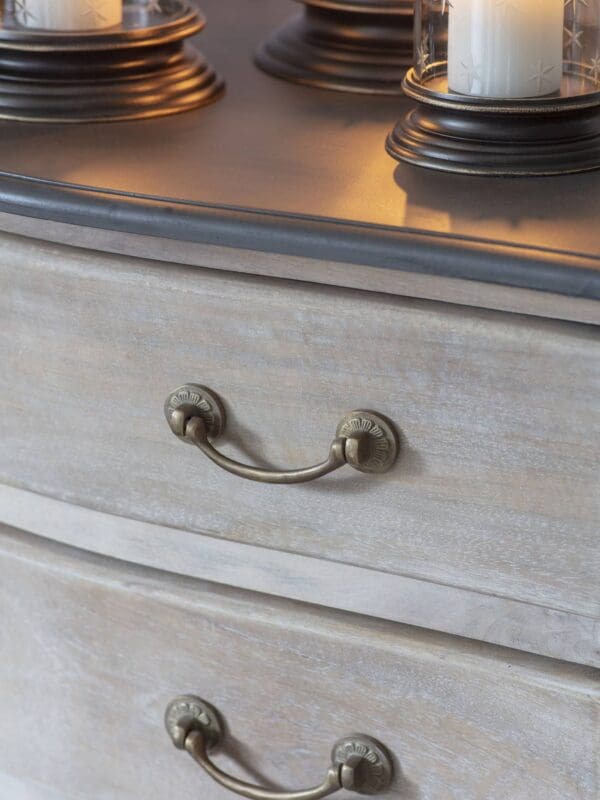 Swannington, elegant kommode i mangotre fra Laura Ashley - Bilde 2