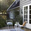 Thorncliff, lekkert utendørsteppe fra Laura Ashley med mønster av tusenfryd i rødt og blått. De stilistiske blomstene, og fargene vil bringe liv til uteplassen.