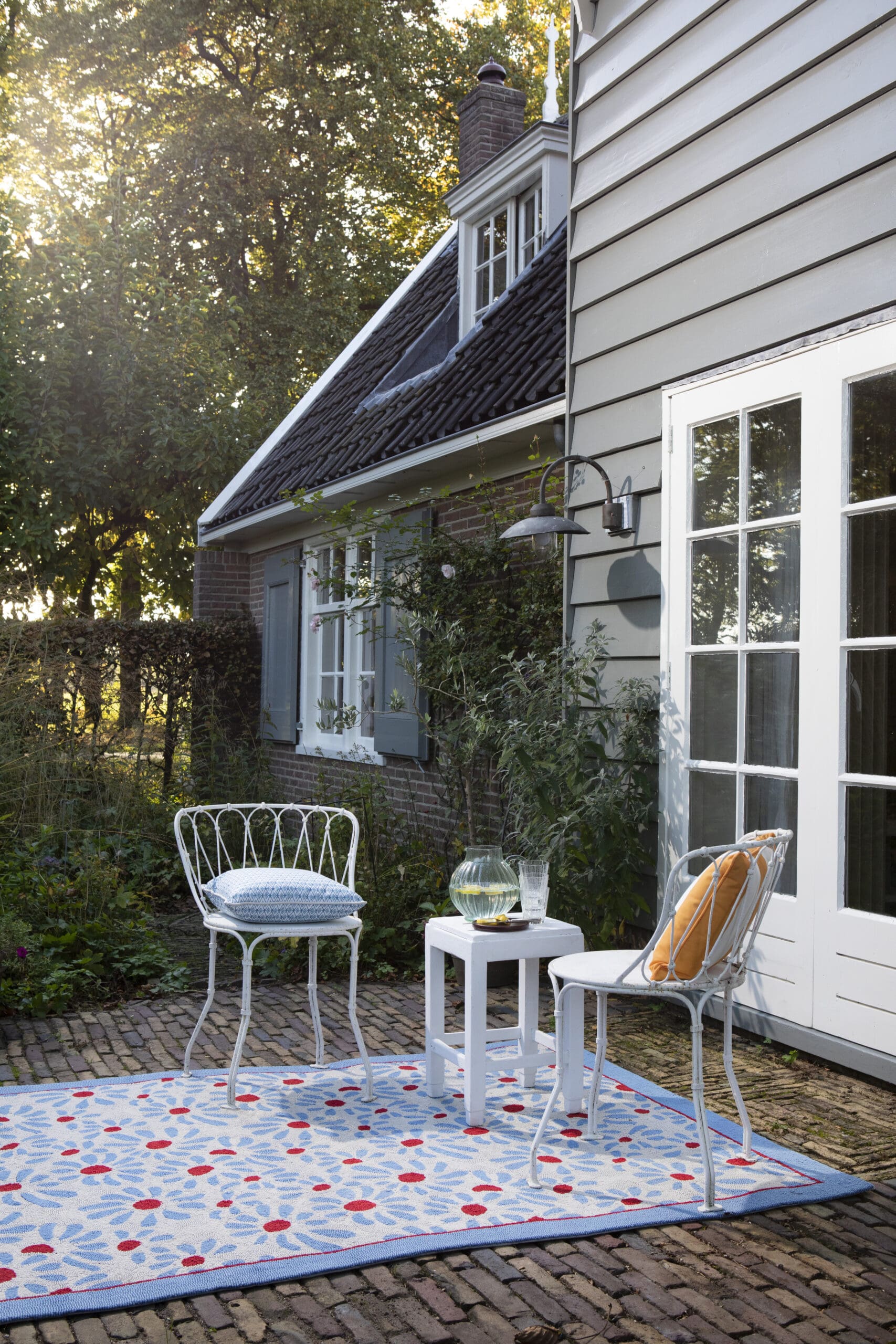 Thorncliff,  utendørsteppe med tusenfryd fra Laura Ashley i rødt og blått