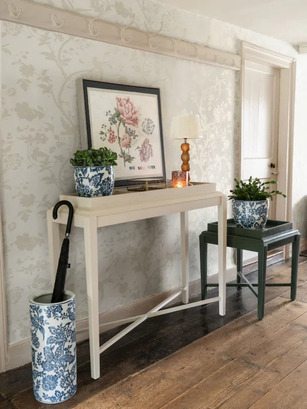 Oriental Garden, tapet med fugler i hvitt og perlemor fra Laura Ashley