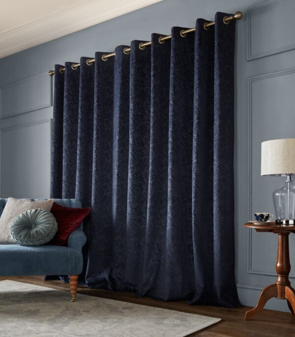 Barley, mønstrete gardiner i preget midnattsblå fløyel fra Laura Ashley - Bilde 2